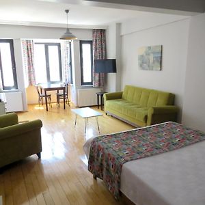 Deluxe Studio